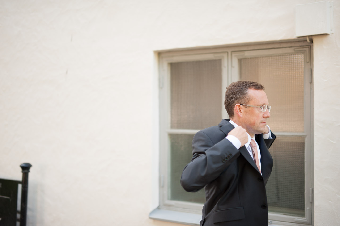 Tony Andersson promenerar genom staden Örebro.