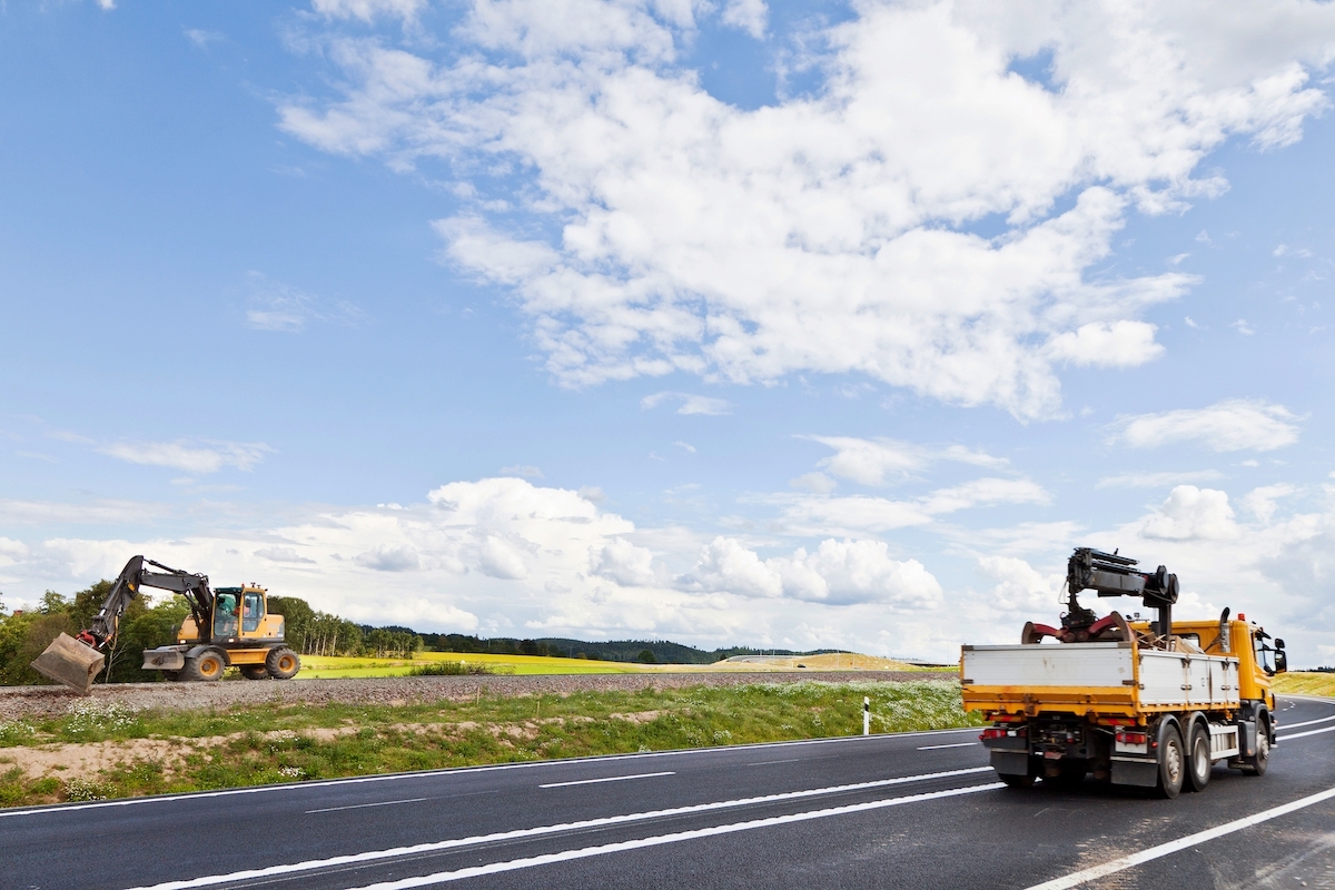 Lastbil bid motorväg.