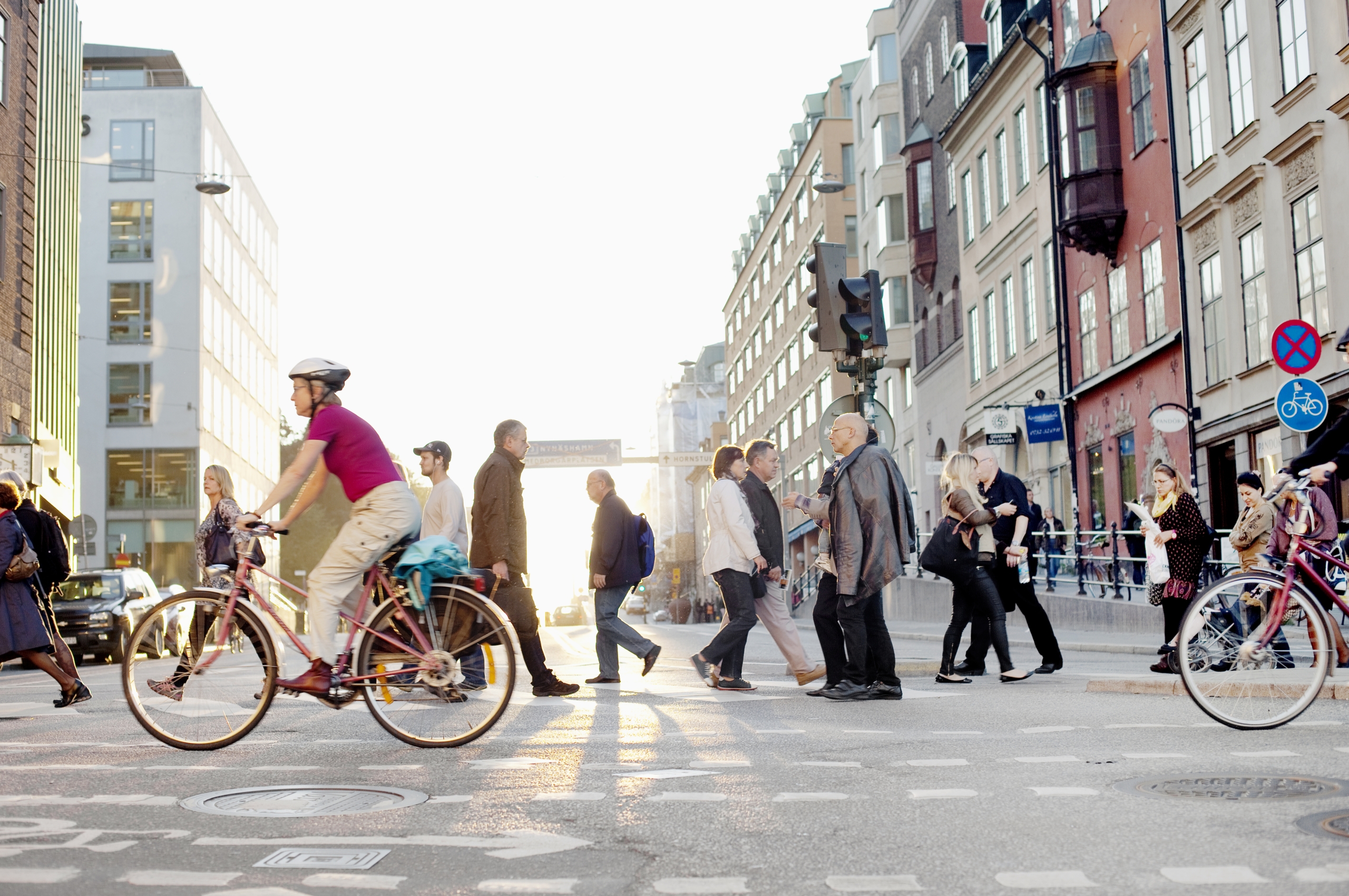 Solnedgång på gata i Stockholm.